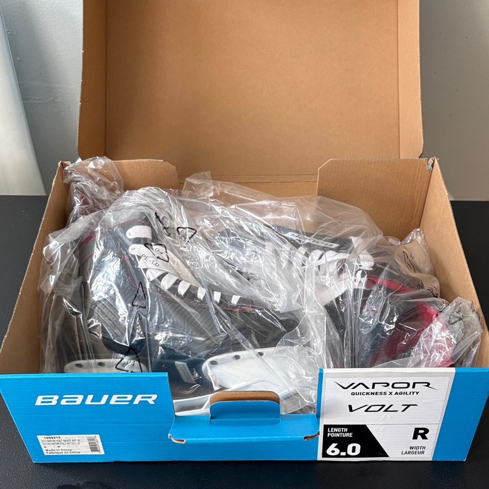 Bauer Vapor Volt Skates in Black and White